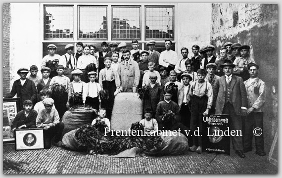 Bedrijven Beverwijk
Personeel sigarenfabriek ?? anno 1922
Keywords: bwijk sigarenfabriek