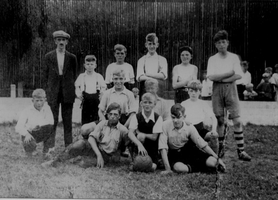 Thijs Voetbal
Op deze voetbalfoto zit Thijs Niesten vooraan links op z'n zij. De foto heb ik gekregen van dhr Bakker die staat rechts op de foto met gestreepte sokken. Deze Beverwijkse of Velsennoordse voetbalfoto zal in de jaren 30 gemaakt zijn.

foto: Coen Niesten
Keywords: bwijk voetbal