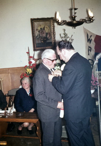 wrb
WRB jubileum 40 jarige bestaan in 1965 en van Gool krijgt n Speltje van R vd Wel
Keywords: waz wrb