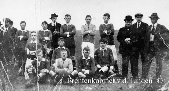 voetbal wijk aan zee
WZV anno 1914 - 1915  met op de achterste rij Freek v.d. Meij, Chris Durge, Willem Snijders, Co Schelvis, Jan v.d. Meij, Dirk Ledder, Co v.d. Zant. mid. rij Klaas Snijders, Jan Grapendaal, voorste rij Gerrit Paap, Jan v.d. Wel Dirk Hop.
Keywords: waz voetbal wijk aan zee