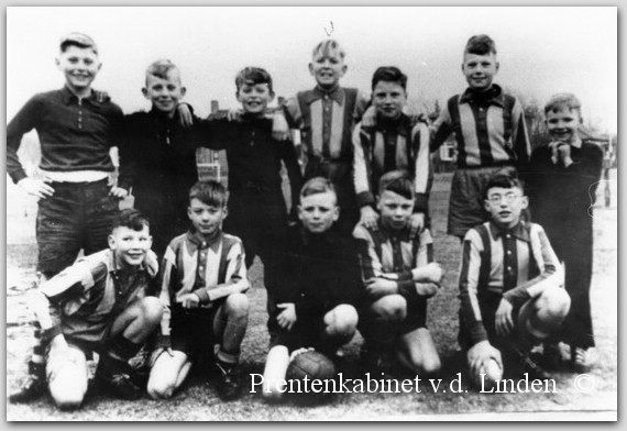 voetbal wijk aan zee
WZV Boven rij vlnr. Kees de Boer, Kees de Reep, Henk Stolp, Gijsbert Schelvis, Jaap Durge, Lars Monters (boven whiskey bar) Johan Schelvis (Wasserij). onder vlnr. Ton de Goede, Peter de Vries, Kees Roos, Jos Kunnen, Kees Schelvis
Keywords: waz voetbal wijk aan zee