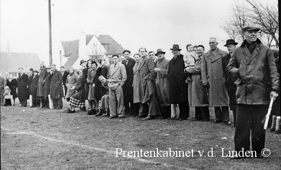 voetbal wijk aan zee
Langs de lijn (links) Jan de Boer, Jan Dobber jr , T Klein, Jan Dobber sr, Wim Snijders, Rins Mooy, Cor Visser?.
Keywords: waz voetbal wijk aan zee