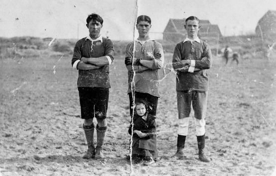 voetbal wijk aan zee
Jan Grapendaal, Jan v.d. Meij, Co Schelvis, meisje op de voorgrond Mietje v.d. Meij  anno 1914 - 1915
Keywords: waz voetbal wijk aan zee