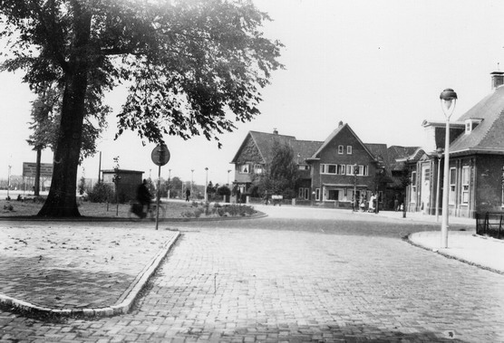 Westerhotplein
Een erg kaal Westerhoutplein  anno1948
Keywords: bwijk westerhoutplein