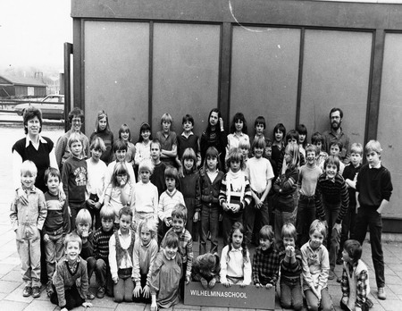 wilhelminaschool wijk aan zee
Wilhelminaschool klas 1-2-3  met o.a. Ton Bougonie, Dennis Schuit, Ruben Serpentie, Wanda Schellevis, Inge Frankfort, Henny Hoogedijk, Linda van Aamersfort, Saskia de Grijn, Sandra Nieboer, Djois Rentenaar, Remco Put, Sindy Warmedam, Natasja de Jong  anno April 1982
Keywords: waz wilhelminaschool