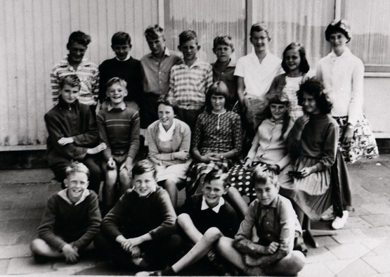 wilhelminaschool wijk aan zee
Wilhelminaschool Klas 6 anno juli 1960 op de achterste rij vlnr. Joop Schellevis, Peter v. amersfoort, Jacko Zwart, Ab Oldenburg, Klaas v. Amersfoort, Marjan Poldner, Constance Poldner, Saskia de Groot. middelste rij vlnr. Hans Stenger, Frans v.d. Kolk, Marjan Wegman, Margriet Bol, Carla v.d. Plaats, Irma Ledder,voorste rij Jaap Klein, Henk Elbertsen Tom Hessel, Jan Pieter van´t Wout
Keywords: waz wilhelminaschool