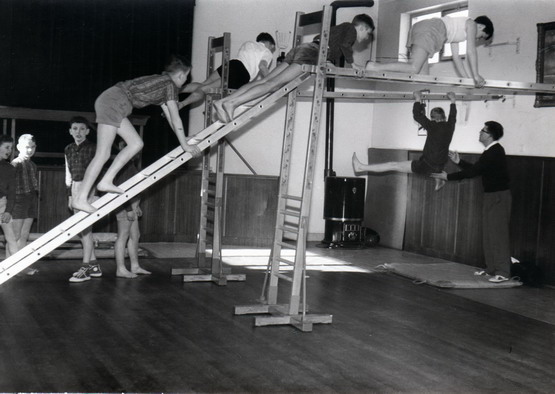 wilhelminaschool wijk aan zee
Wilhelminaschool gymles in `de Zon` door dhr. Westerink in de jaren ´63/´72
Keywords: waz wilhelminaschool