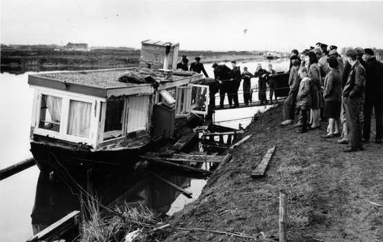 Woonboten zijkanaal
Woonboot gezonken in het Zijkanaal   Foto Hans Blom
Keywords: bwijk woonboten