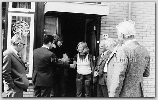 Personen
Fam Rentenaar met o.a. Dhr. Eijke (aannemer van de nieuwbouw) en dhr. Tromp weth. Beverwijk Op  de foto staan mijn ouders Ruud Rentenaar (overleden 1979) en Anneke Rentenaar - van Midden. Foto is genomen bij 1e huis oplevering bouwplan Burgermeester Rothestraat in 1973.  Raymond Rentenaar.
Keywords: waz rentenaar