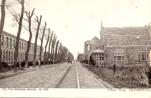 Alkmaarseweg
Van deze kaart is moeilijk aan te geven uit welke tijd deze is. Dat moet van voor 1924 zijn, want in dat jaar reed de stoomtram van Haarlem naar Alkmaar voor het laatst. Ook de uitgave van de kaart door de 'Firma Anthonijssen' duidt er op dat de kaart al een paar jaartjes oud moet zijn. 
Rechts zien wij het woonhuis van de kolenhandelaar Boon, thans is hier gevestigd het Café De Eindspurt, waar de oud-wielrenner Dick de Ruiter jarenlang de scepter en thans anno 2001 is het pand eigendom van Jan Laan van het bekende muzikale duo de Wico's
Keywords: bwijk Alkmaarseweg