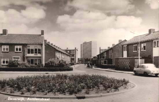 Antillenstraat
De karakteristieke “rotonde” aan de Antillenstraat is verdwenen. Enkele jaren geleden heeft men de openbare ruimte (wegen en groen) aangepast aan deze tijd. Op de linkerfoto ziet u nog de torenflat met daarin het stadskantoor aan de Wijkerbaan.  

Bron: boek “Dit was Beverwijk”, auteurs: J.M. Van der Linden/ W. A. Spruit                 
Bewerking: Co Backer
                                
Keywords: bwijk Antillenstraat