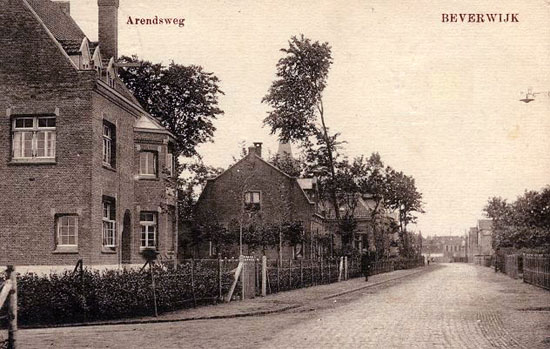 Arendsweg
Raadsbesluit van 31 oktober 1900 van de gemeente Wijk aan Zee en Duin. 
De naam vindt waarschijnlijk zijn oorsprong in een zekere Arent Allertszoens. Medio de 16e eeuw bezat de Abdij van Egmond hier bij deze weg veel stukken grond, welke zij verpachtte. Deze Arent Allertszoen wordt in 1532 als pachter in de administratieboeken van de memoriemeesters van de Abdij van Egmond vermeld en pas na 1536 wordt deze weg in de bovengenoemde boeken aangeduid als Arenswech.
Keywords: bwijk Arendsweg