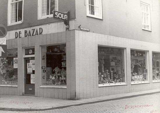 Begijnenstraat
Op de foto, daterend uit 1972, was jaar en dag De Bazar gevestigd van de familie Burger, verkopers van galanterie, speelgoed, religieuze artikelen, souvenirs, cadeaus enzovoort in een prachtig, met uit 1645 daterend trapgevelpandje. Na ruim 105 jaar heeft de familie een punt achter dit bedrijf gezet. De rechter foto van 2 april 2011 is iets verder van het pand afgenomen omdat wij u willen laten zien dat het ook anders kan dan alleen maar te slopen. Wat ’n GROTE klasse hoe men dit rustiek pand op de hoek Begijenstraat/ Breestraat zo heeft kunnen behouden voor Beverwijk. 

Bron: boek “Dit was Beverwijk”, auteurs: J.M. Van der Linden/ W. A. Spruit                 
Bewerking: Co Backer
Keywords: bwijk Begijnenstraat