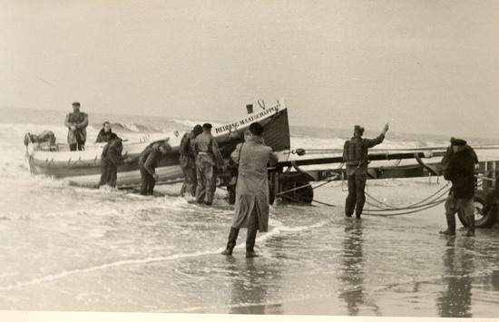 K.N.Z.H.R.M. 
Boot gaat het water uit.

foto R. Ypma
Keywords: waz