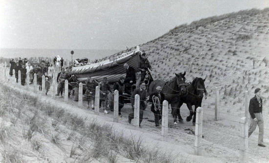 K.N.Z.H.R.M. 
De boot werd tot 1952 door paarden getrokken.

foto R. Ypma
Keywords: waz