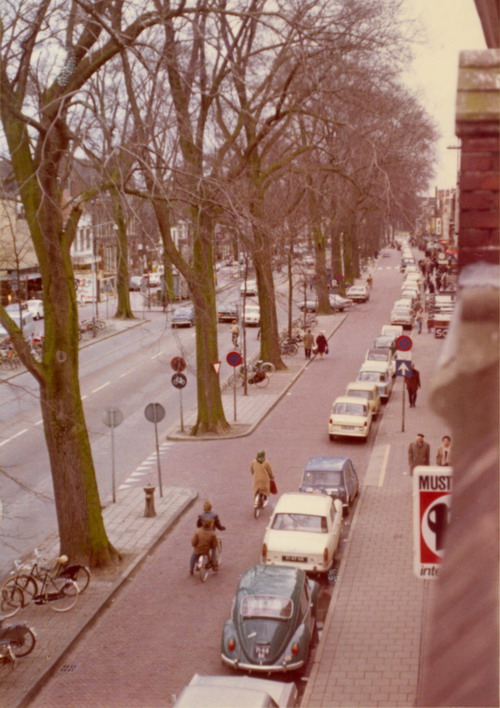 Breestraat
Breestraat in 1971

In het boek “Dit was Beverwijk”staat op blz. 33; ” Wat eens de mooiste straat in de wijde omgeving is (niet voor niets de bijnaam de Kalverstraat van de Wijk), is het al jaren niet meer. Weg zijn de karakteristieke bomen, weg de parallelstraten, weg of onzichtbaar de mooie geveltjes. Uitgestorven, de jonge boompjes, het nieuwe straatmeubilair het zijn geen trekkers, hoe goed bedoeld ook. Waar zijn de mooie winkeltjes, die de Breestraat zo mooi sierden op plaatsen waar men de een na de andere drogisterijketenen aantreft, winkels in de telefoonbranche zijn niet meer op één hand te tellen”. De Bree huilt waar het eens heeft gelachen.

Bron: Boek “Dit was Beverwijk”, auteurs: J.M. Van der Linden/ W. A. Spruit                 
Bewerking: Co Backer
                                
foto: Jan de Swart
Keywords: bwijk Breestraat