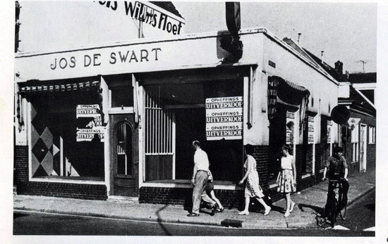 Breestraat 
Winkel van De Swart in vergane glorie.

foto: Jan de Swart
Keywords: bwijk breestraat
