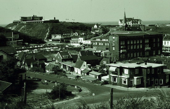 Panorama van oud dorp
Panorama van oud dorp met Badhotel (zeevanck) Westerduin, Berg en dal, later de tuinberg, Welgelegen, en Cent van Blad.
Keywords: Panorama waz