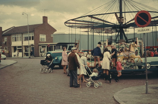 Volksfeest Wijk aan Zee - Kermis
Personen, op de kermis op het plein mevr. Schelvis (van Jan van Emma) met Opa de Boer.

eigen foto
Keywords: waz Volksfeest Wijk aan Zee Kermis