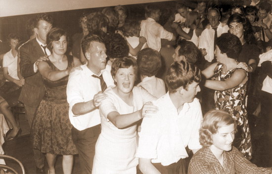 Volksfeest Wijk aan Zee - kermis
.. Schelvis, Kees Bol, Coby Fatels, Jan vd Linden met Annie Moor? uit Emmahuis. 1963
eigen foto
Keywords: waz Volksfeest Wijk aan Zee kermis