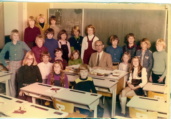 Wilhelmina school
Wilhelmina school klassenfots van Mariette Verheijen-Sengers.
staand Ronald Lunts, Henk?, Paul Schellevis, Gertjan Cupido,Robert Greve, Roel?,Mariette v Soest, Marianne Frank, Ellen Oudhaarlem, Chrisjan Harberts, Robert Lockhorst, Remco Roker, Frank Liefting,
zittend. Mariette Sengers, Rob? Ted van Beek, Simone Greve, Mr. Veer, Wienke de Vries, Linda Geudeker, Marcel Lindeman.
Keywords: waz Wilhelmina school