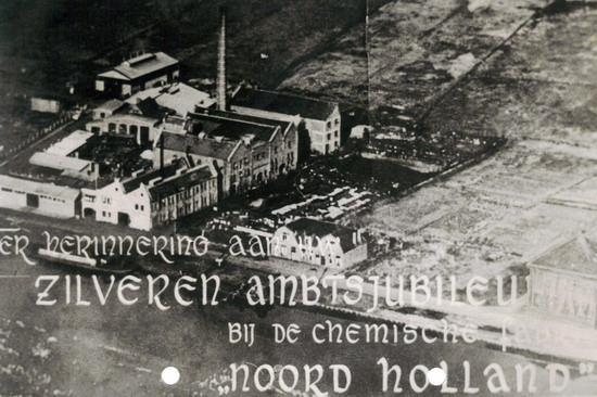 Luchtfoto Beverwijk Vismeelfabriek
Een luchtfoto van de vismeel fabriek uit 1952. hier ziet u de vismeelfabriek, hier werd de verse vis verwerkt tot ruwe vismeel. Daarna werd deze naar de maalderij vervoerd per paard en wagen (op de bok zat Jaap Droog) dit terzijde. De maalderij is in 1959 in vlammen opgegaan en wat u op de foto ziet was niet bij de brand betrokken. Daarnaast links de bollenschuren van de heer Spruit uit de Prinsesselaan te Beverwijk. Linksboven ziet u de kopergieterij van de Fa. Six en kopergieterij De Kennemerland. Ook ziet u drie huizen staan, van links naar rechts woonde op nr. 12 Fam. de Graaf, op nr. 14 Fam. de Ruiter en op nr. 16 ondergetekende, Fam. Zonneveld.

foto: Simon Zonneveld - foto komt van Rijksluchtvaartdienst?
Keywords: bwijk Luchtfoto Beverwijk