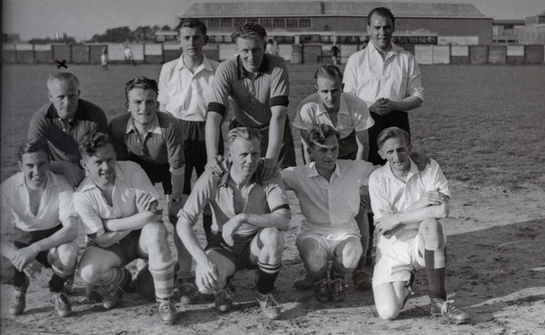 Jan Steijn
Gemeentelijk voetbalelftal 1952
SVP namen 
foto Joke Klinker - Steijn
Keywords: bwijk steijn voetbal