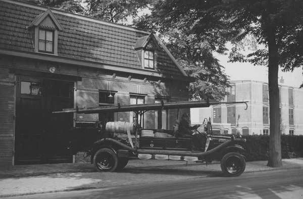 Jan Steijn
Brandweer garage aan de Vondellaan 46 nabij Beeckzanglaan.

foto Joke Klinker - Steijn
Keywords: bwijk steijn
