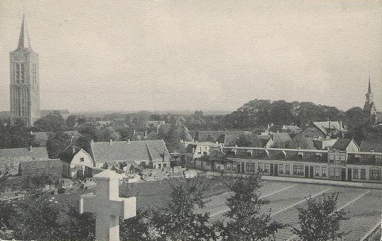 Panorama Beverwijk
Het kruis op de voorgrond is dat van de Bisschoppelijke Kweekschool. De woningen rechts op de voorgrond is de voormalige bebouwing aan de Graafwijkstraat en links kijk je op de achterzijde van de woningen die aan de Jan Alsweg staan. 

Foto: Ad vd Putte
Keywords: Panorama Beverwijk bwijk graafwijkstraat
