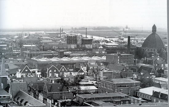 Panorama
Achter op de foto zien we de Gasfabriek, rechts de kerk op de Breestraat. Ook de Bever groentenfabriek en machinefabriek de Kennemer zien we, onder is de Peperstraat zichtbaar.

foto: J de Swart
Keywords: bwijk Panorama