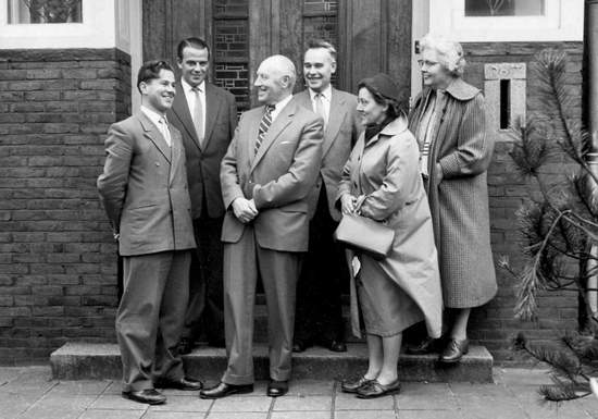 Zeewijkschool
Personeel Zeewijkschool jaren '50.

W.Schipper, dhr. Dangemond, Mevr. Piet, Mej. Scholtz. Mej. A.S.Scholtz was onderwijzeres tot 1970. foto: K vd Laan
Keywords: bwijk Zeewijkschool scholen
