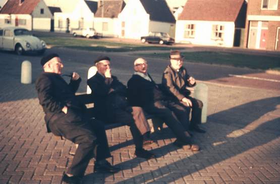 personen 
Dhr Bol, Dhr Schelvis, dhr vd Meij', 'De hangouderen van het dorp. Zo zaten ze jarenlang elke dag, weer of geen weer heerlijk te ouwehoeren over van alles en nogwat.

eigen foto
Keywords: personen