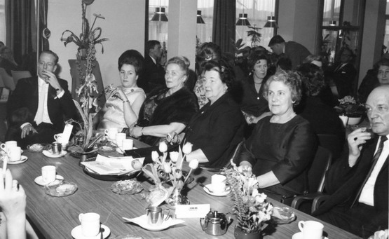 Personen uit Dorp
Receptie bij Sonnevanck
Keywords: waz receptie