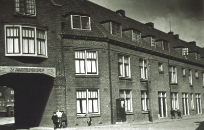 Sint Aagtendorp Romerkerkweg
Al in de vroege Middeleeuwen was Heilige Agatha de patrones, beschermheilige, van Beverwijk. De legende wil namelijk, dat de noorman Rorik tijdens een rooftocht in Kennemerland zijn zinnen had gezet op een meisje, Altruda genaamd. Al vluchtend trachtte dit meisje te ontkomen, maar Rorik achtervolgde haar. Eenmaal bij het Hoffland gekomen viel zij dodelijk vermoeid neer en was niet meer in staat om verder te gaan. De woeste noorman waande zich reeds zeker van zijn prooi en was nog maar enkele passen van haar verwijderd. Altruda wendde zich tot de hemel voor hulp en plotseling stond Rorik in een verblindend licht. Dit licht was afkomstig van de Heilige Agatha, die beschermend haar handen boven het meisje uitstrekte. Als door de bliksem getroffen stortte Rorik levenloos neer. Zo werd het meisje gered en ter ere van de Heilige Agatha werd er ter plaatse een kapel gebouwd. Dit voorval gebeurde zoals de legende verhaalt, in het jaar 882. In een akte van 28 december 1063 wordt al melding gemaakt van een kapel te Aagathenkyreca, het latere Beverwijk. Waarom de Heilige Agatha het meisje ter hulp schoot verhaalt de legende niet, al vertoont het verhaal veel overeenkomst met haar eigen verhaal. Agatha was een jonge maagd die in 251 op Sicilië de marteldood stierf. Als christen weigerde zij namelijk de maîtresse te worden van de heidense Romeinse consul Quintianus. Om haar tot andere gedachten te brengen plaatste Quintianus haar zelfs in een bordeel. Het mocht niet baten;zij bleef hem afwijzen. Quintianus paste nu gewelddadiger manieren toe. Agatha werd gegeseld en op de pijnbank gelegd. Zelfs nadat haar borsten waren afgesneden, kon hij het meisje niet tot andere gedachte brengen. Uiteindelijk bezweek Agatha onder al deze martelingen en stierf op 5 februari 251. Na haar dood werd zij heilig verklaard. Heilige Agatha wordt doorgaans afgebeeld met in haar rechterhand een nijptang en links op een schaal haar borsten.
Keywords: Bwijk Sint Aagtendorp Romerkerkweg