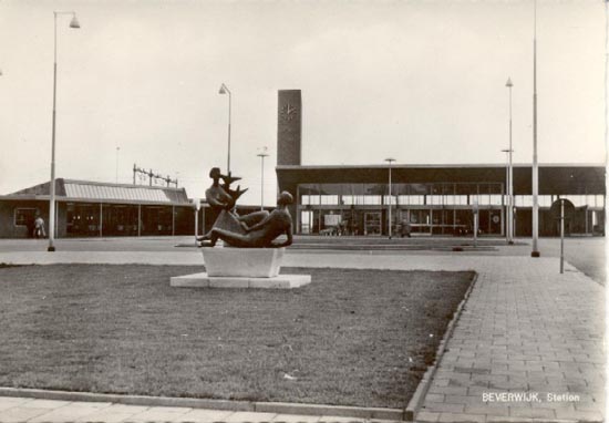 Station Beverwijk
Een beeld van het nieuwe Stationsplein. Zoals al eerder beschreven kwam dit plein in 1960 gereed, gelijktijdig met het nieuwe station en werd het op 29 april 1960 onthuld. Op het plein staat een veelvoud aan lantaarnpalen, de toenmalige gemeentesecretaris Post sprak daarom wel schertsend over het 'palenpark' daarbij verwijzend naar de toenmalige opslagplaats van hout bij de Papierfabriek van Gelder in Velsen-Noord. Onderdeel van de opening van station en plein was de onthulling van de beeldengroep door een ballet uitgevoerd door leerlingen van de Dansschool Bolhoven.
Keywords: bwijk Station Beverwijk