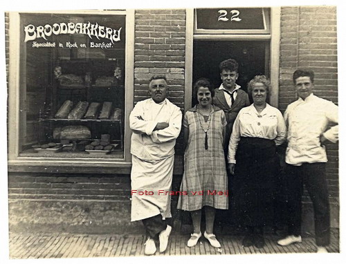 Fam Steevens
 v.l.n.r. H.A. Steevens, dochter Gre, zoon Henk de vrouw van H.A. Steevens G.Stevens-Boot en zoon Piet
Bakkerij was aan de Baanstraat 22

foto Frans vd Meij
Keywords: bwijk stevens