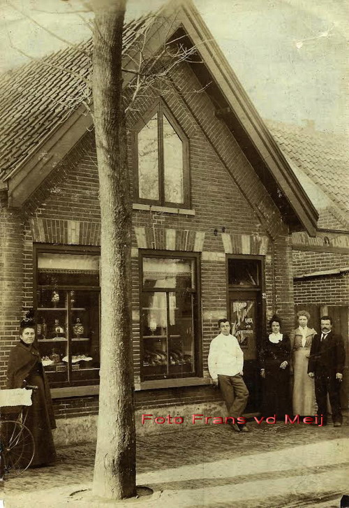Fam Steevens
1898 Met v.l.n.r H.A. Steevens met zijn vrouw Steevens-Boot en
                                               A.Steevens-Ridderikhof met haar man H. Steevens
Keywords: bwijk steevens