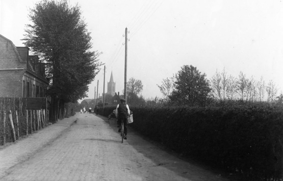 Romerkerkerweg
Romerkerkerweg te Wijk en Duin met op de achtergrond de Wijkertoren
Keywords: bwijk Romerkerkerweg