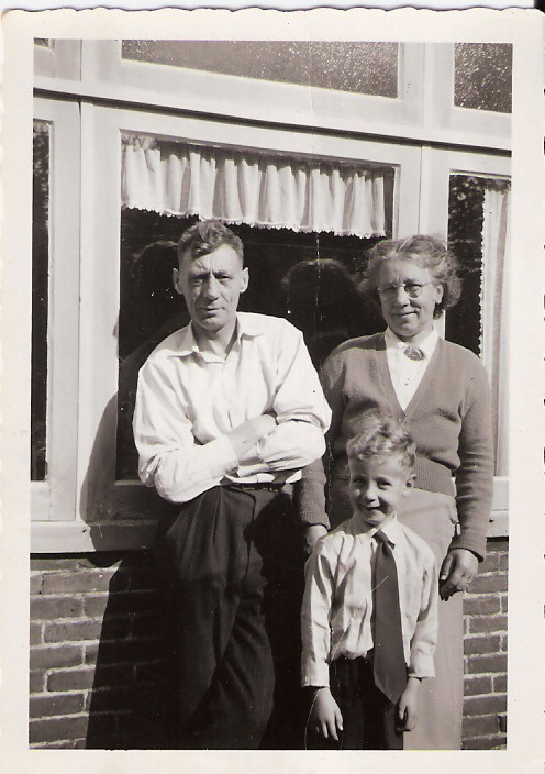 Personen uit dorp
Vader en moeder Brasser en zoon Rien in de Duinweg 7.

foto: R Brasser
Keywords: personen waz
