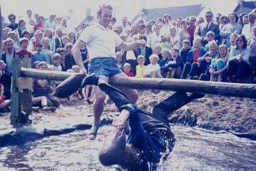 Volkefeest op de dorpsweide
Zakslaan op de balk Wil Wilgenburg.
Keywords: waz volksfeest