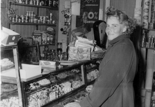 Winkel aan de Verlengde Voorstraat
Winkel aan de Verlengde Voorstraat met mevr. Boogaard (van de bloemenwinkel aan de verlengde Voorstraat) als klant.

foto: Dory/Cees
Keywords: waz personen